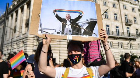 Un manifestant brandit une photo de Viktor Orban tenant un drapeau arc-en-ciel, symbole LGBT, lors de la manifestation du 14 juin 2021 à Budapest (image d'illustration).