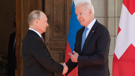 Joe Biden et Vladimir Poutine se serrant la main lors de leur rencontre à Genève le 16 juin 2021 (image d'illustration).
