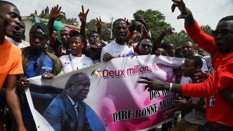 Des partisans avec une banderole pro-Gbagbo, peu avant l'arrivée de l'ancien président à Abidjan le 17 juin.