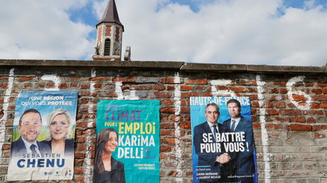 Panneaux électoraux à Cantin, en France, le 11 juin 2021.