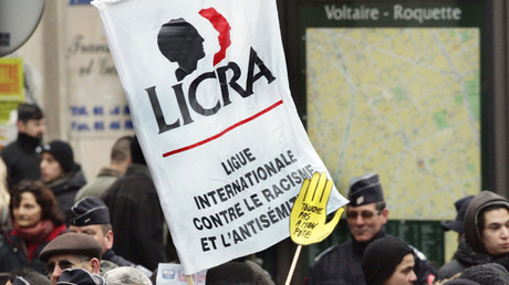 Une banderole de la Licra et une pancarte «Touche pas à mon pote» de l'association Sos-Racisme lors d'une manifestation en hommage à Ilan Halimi le 26 février 2006 à Paris (image d'illustration).