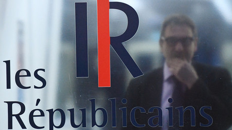 Le logo des Républicains apposé sur une porte vitrée du siège du parti, à Paris, le 6 mars 2017.