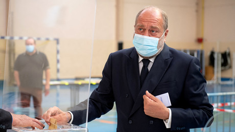 Le ministre de la Justice Eric Dupond-Moretti dans un bureau de vote à Cousolre, dans le nord de la France, pour le premier tour des élections régionales le 20 juin 2021 (image d'illustration).