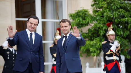 Le président français Emanuel Macron et le Premier ministre du Kosovo Albin Kurti à l'Elysée à Paris, le 23 juin 2021.