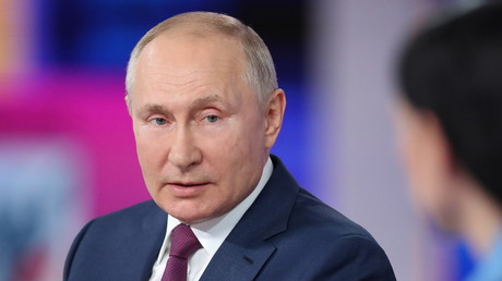 Vladimir Poutine s'exprimant lors de l'émission annuelle de questions-réponses avec les citoyens russes, le 30 juin 2021.