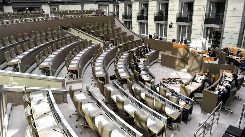 Belgique : un artiste crée une IA listant les députés qui utilisent leur téléphone en séance