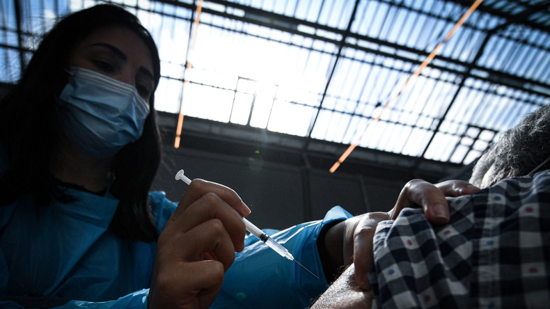 Le gouvernement envisage la vaccination obligatoire au-delà des seuls soignants, selon les syndicats