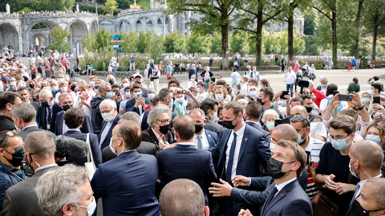 «Dans les pas de Pétain» : LFI reproche à Emmanuel Macron sa visite au sanctuaire de Lourdes