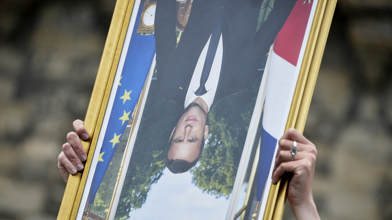 Chambéry : des manifestants anti-pass sanitaire décrochent un portrait d'Emmanuel Macron à la mairie