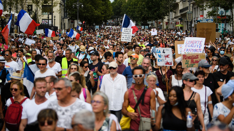 Des journalistes de France 2 bousculés lors de la manifestation contre le pass sanitaire à Marseille