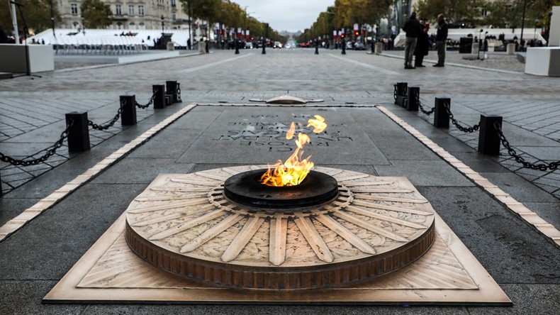 Polémique après le ravivage de la flamme du soldat inconnu par une jeune femme voilée