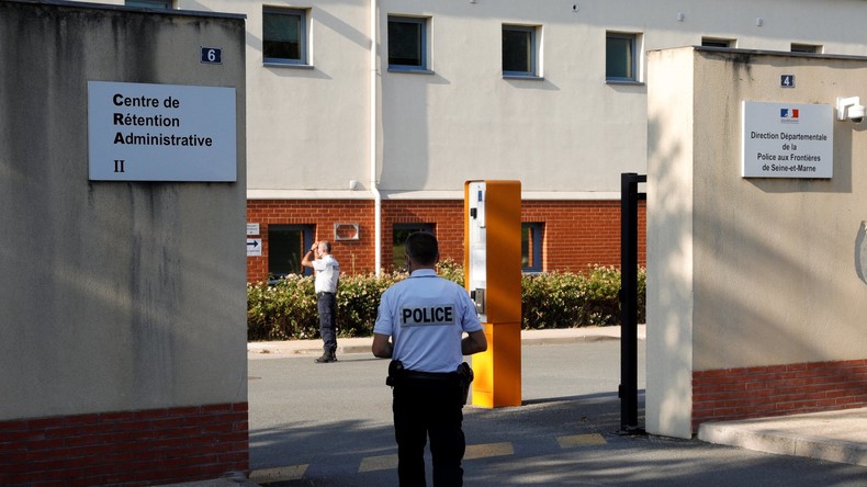 Pour éviter d'être expulsés, des étrangers en situation irrégulière refusent les tests PCR