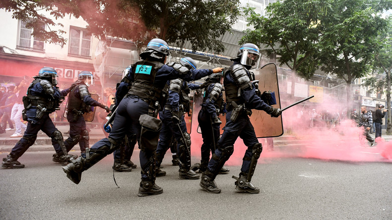 Barricades, arrestations, canons à eau... Tensions lors de la manifestation anti-pass à Paris