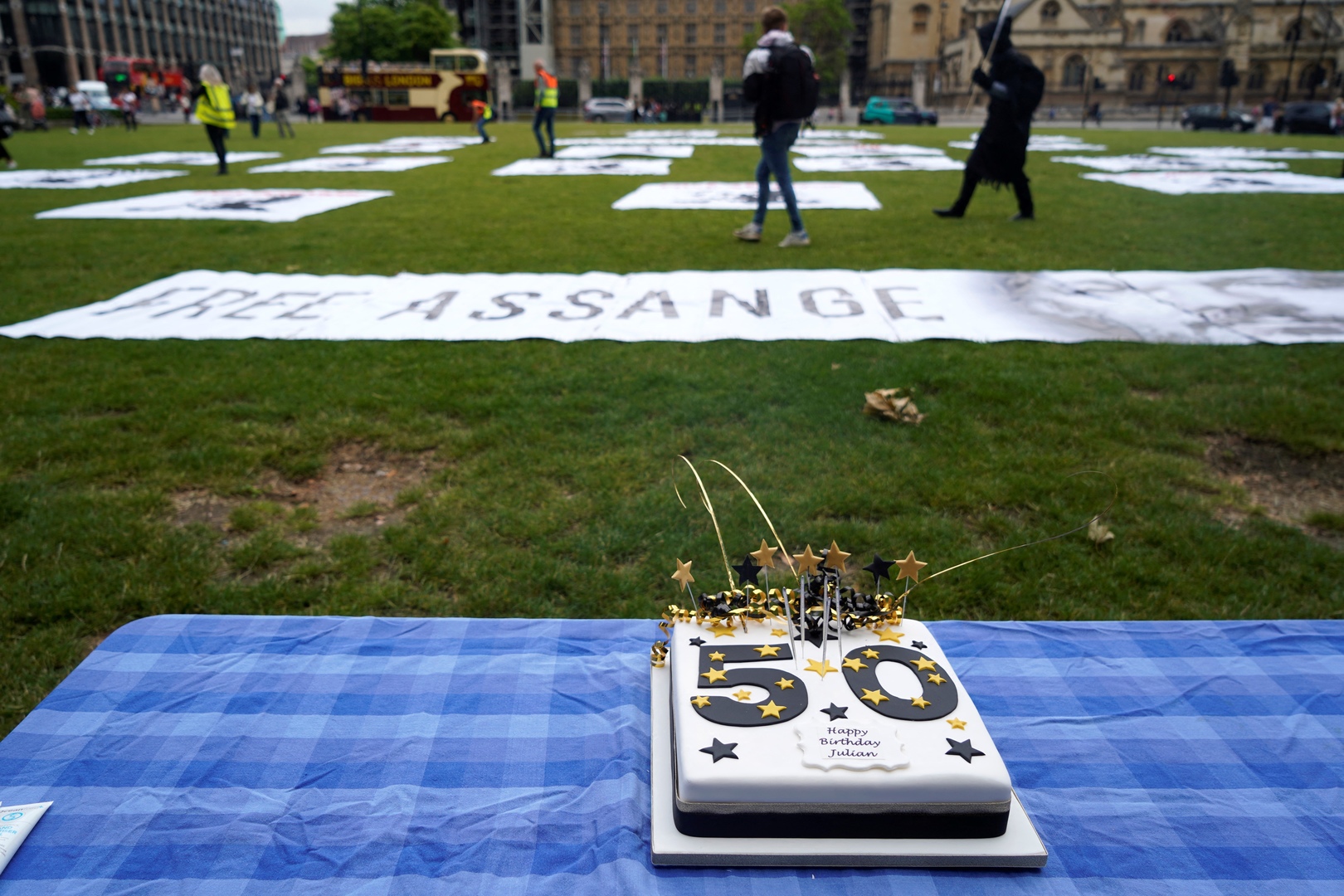 Julian Assange «fête» ses 50 ans en prison : ses soutiens se mobilisent à travers le monde