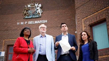 Stella Moris, avocate et compagne de Julian Assange (à droite), les députés du Parti travailliste Richard Burgon et Diane Abbott, et l'ancien leader travailliste Jeremy Corbyn devant la prison HMP Belmarsh dans le sud-est de Londres le 29 juin 2021.