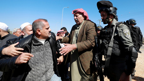 Un homme palestinien proteste contre les colonisations israéliennes près du village de Qusra en Cisjordanie occupée le 3 mars 2020 (image d'illustration).