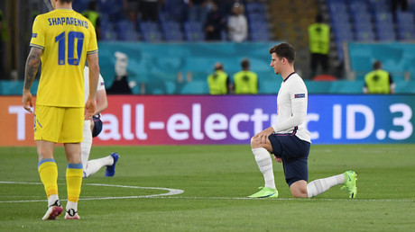 Le joueur anglais Mason Mount s'agenouille face à l'équipe ukrainienne le 3 juillet 2021 au stade olympique de Rome en Italie.