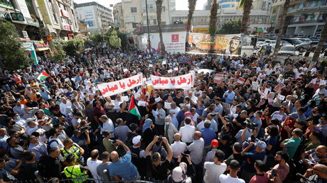 Des manifestants palestiniens assistent à une manifestation anti-Autorité palestinienne à Ramallah, en Cisjordanie occupée par Israël, le 3 juillet 2021. La banderole dit : 