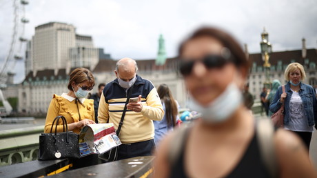 Des promeneurs portent un masque sur le pont de Westminster à Londres au Royaume-Uni le 4 juillet 2021 (image d'illustration).