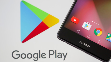 Un smartphone devant le logo de Google Play, le 20 mai 2019.