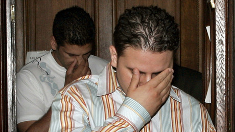 Nizar Sassi et Mourad Benchellali, deux Français passés par Guantanamo, quittent le palais de justice de Paris où ils sont jugés pour «association de malfaiteurs en relation avec une entreprise terroriste», le 3 juillet 2006.