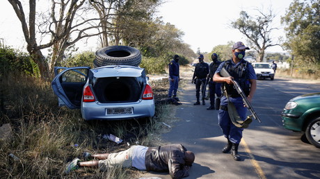Des policiers procédant à des arrestations pendant les violences qui ont éclaté à la suite de l'emprisonnement de l'ancien président sud-africain Jacob Zuma, à Cato Ridge, en Afrique du Sud, le 14 juillet 2021.