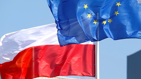 Les drapeaux de l'Union européenne et de la Pologne, à Mazeikiai, en Lituanie le 14 juillet 2021 (image d'illustration)