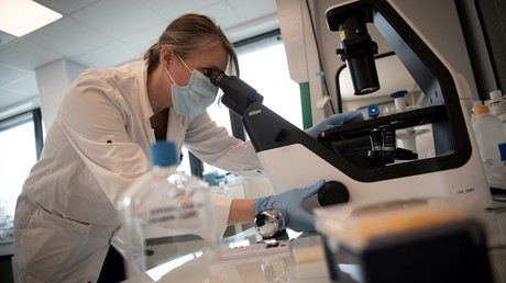 Un biologiste du laboratoire pharmaceutique OSE Immunotherapeutics travaille sur un programme de développement d'un vaccin contre l'infection Covid-19 le 31 mars 2021 à Nantes.