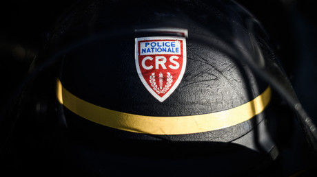 Un casque de CRS posé à terre à Rungis (Val-de-Marne) en décembre 2019, lors d'un rassemblement de fonctionnaires en colère (image d'illustration).