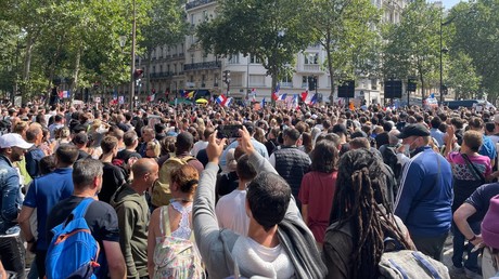 Des manifestants à Paris contre l'extension du pass sanitaire.