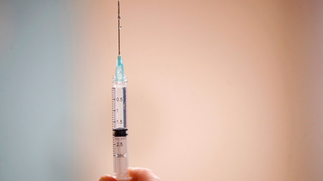 Un membre du personnel médical prépare une dose du vaccin contre le Covid-19 dans un centre de vaccination à Paris, le 23 juillet 2021 (image d'illustration).