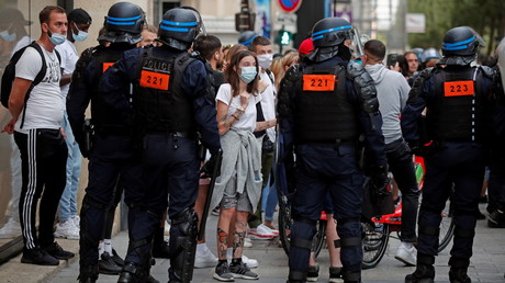Des policiers encadrent des manifestants lors d'un rassemblement contre le pass sanitaire à Paris, le 24 juillet 2021.