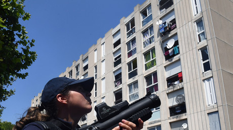Une fonctionnaire de police en mission de sécurisation lors d'un déplacement du ministre de l'Intérieur dans le quartier de la Castellane à Marseille, 5 juillet 2018 (image d'illustration).