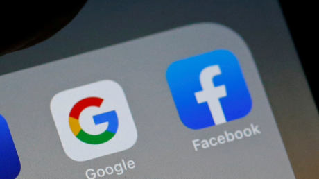 Les logos des applications Google et Facebook affichés sur un smartphone (image d'illustration)