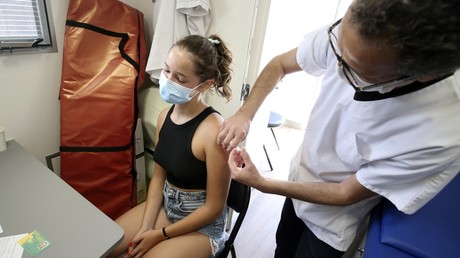 Une adolescente reçoit une dose de vaccin Pfitzer contre le Covid-19 dans un Vaccibus à Aregno, en Corse, le 22 juillet 2021 (illustration).