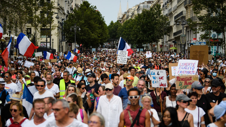 Manifestation anti-pass : le CRIF dénonce une «pancarte antisémite» et va porter plainte