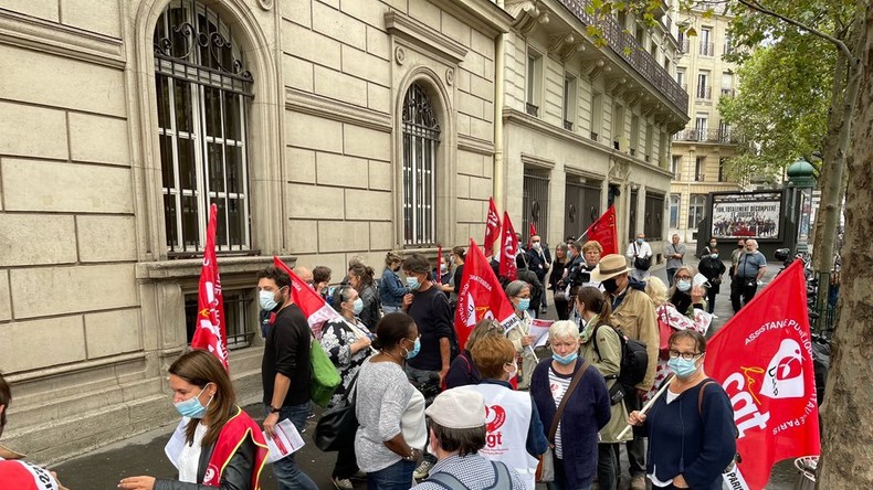 Rassemblements de soignants à Paris et Marseille contre l'obligation vaccinale (VIDEOS)
