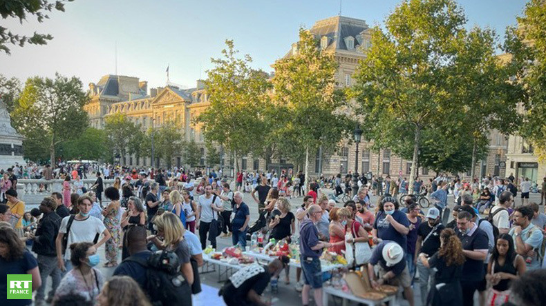 «Terrasse sauvage» : des opposants au pass sanitaire se rassemblent pour un apéritif à Paris