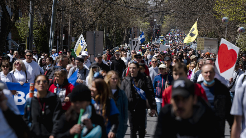 Des milliers de manifestants se mobilisent contre le passeport vaccinal à Montréal