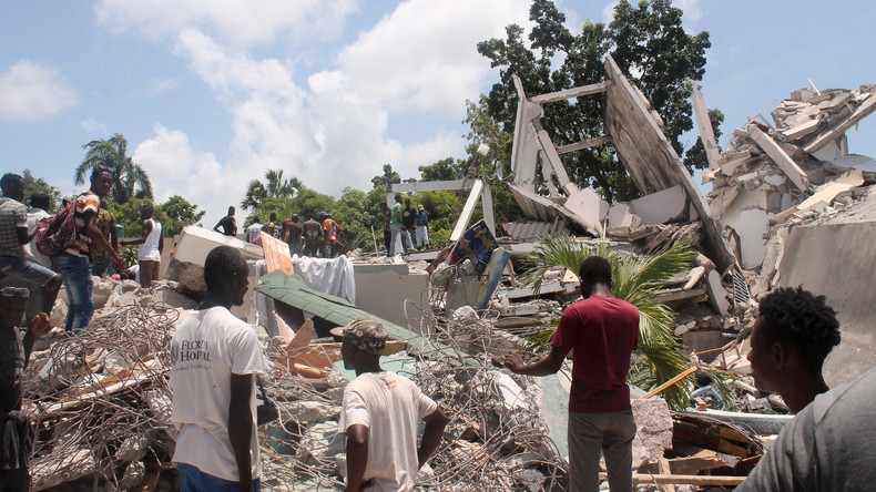 Au moins 1 297 morts après le séisme en Haïti, une tempête tropicale pourrait entraver les secours