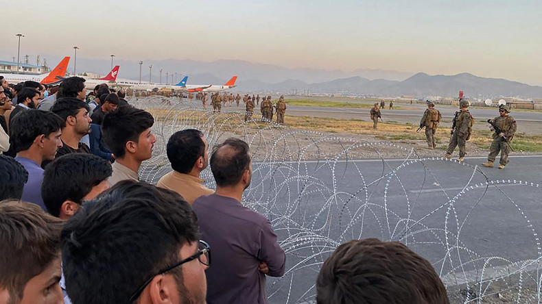 «La foule était hors de contrôle» : scènes de chaos et tirs de sommation à l'aéroport de Kaboul