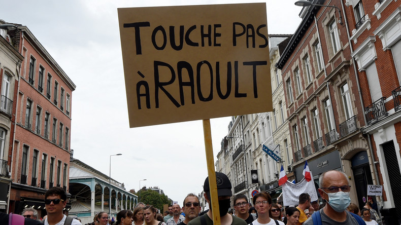 «Touche pas à Raoult»: des manifestants anti-pass sanitaire affichent leur soutien à l'infectiologue