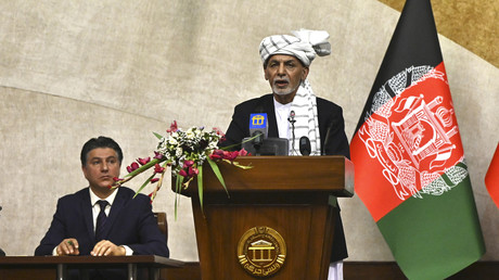 Le président afghan Ashraf Ghani s'exprime lors d'une réunion au Parlement à Kaboul le 2 août 2021.