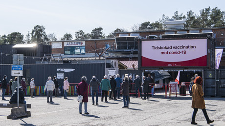 File d'attente pour se faire vacciner contre le Covid-19 devant une boîte de nuit transformée en centre de vaccination de masse à Stockholm, le 16 avril 2021 (image d'illustration).