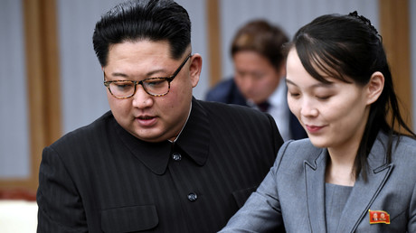 Le leader nord-coréen Kim Jong-un en compagnie de sa sœur Kim Yo-jong, dans le village de Panmunjom, en zone démilitarisée entre les deux Corées le 27 avril 2018 (image d'illustration).