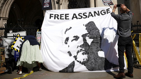 Des partisans du fondateur de Wikileaks, Julian Assange, manifestent devant la Royal Court of Justice lors de l'appel du gouvernement américain contre la décision de non-extradition d'Assange, à Londres, en Grande-Bretagne, le 11 août 2021.