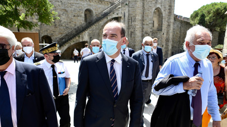 Le Premier ministre Jean Castex dans le centre de Carcassonne le 11 août 2021 avec le maire Gérard Larrat lors d'une visite axée sur l'application du pass sanitaire.