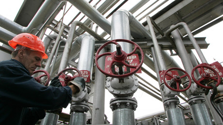Un ouvrier manipule une valve à la raffinerie du groupe pétrolier public Rosneft, à Touapsé sur les bords de la Mer Noire (illustration).