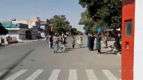 Des combattants talibans montent la garde à l'intersection de la route principale de la ville de Ghazni, en Afghanistan, dans cette capture d'écran tirée d'une vidéo publiée par les talibans le 12 août 2021.