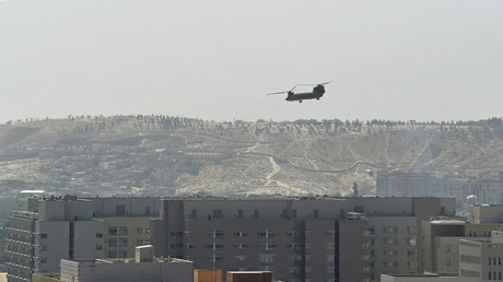 Un hélicoptère américain survole l'ambassade des Etats-Unis à Kaboul, le 15 août 2021.
